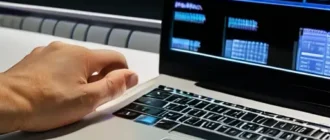 Редактор монтирует видео за рабочим столом с ноутбуком и монтажной программой на экране