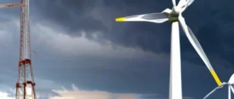 Современная энергетическая установка с солнечными панелями и ветровыми турбинами в облачную погоду